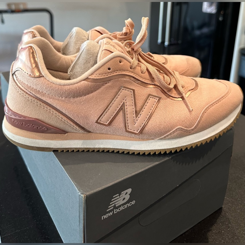 Women’s light pink New Balance Sneaks (8.5)